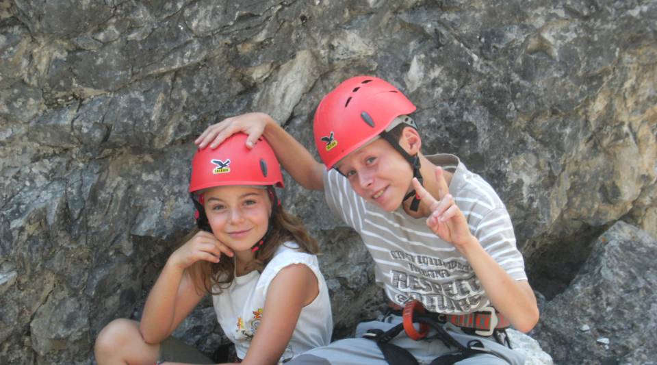 Zwei Kinder am Klettersteig
