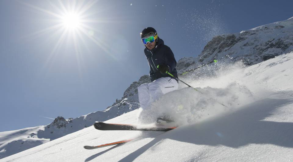 Skifahrer fährt Berg herunter in Sulden am Ortler