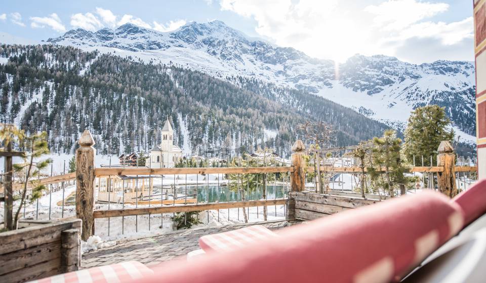 Blick von der Terrasse im Hotel Post in Sulden auf verschneites Bergpanorama