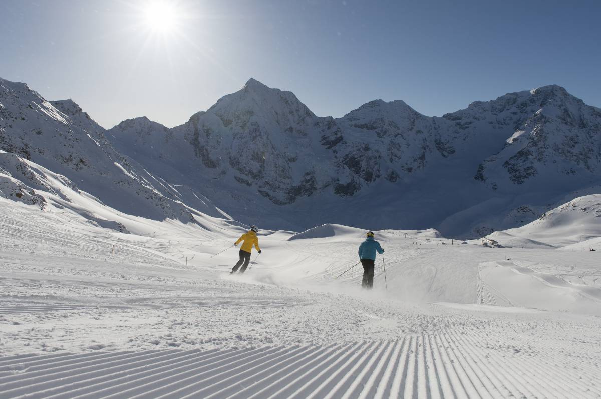 Skifahrer fahren Schneepiste herunter