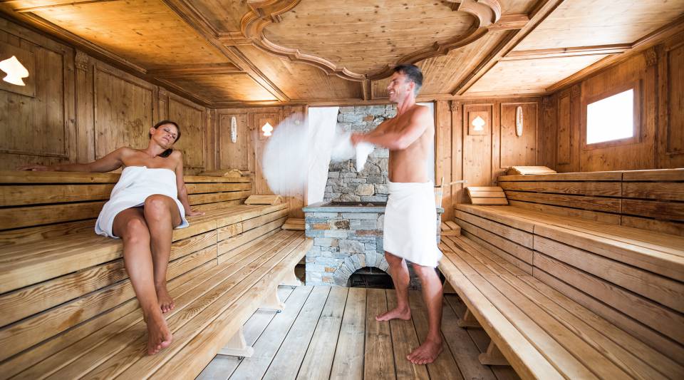 Paar in Finnischer Panoramasauna im Wellness Hotel Post in Sulden 