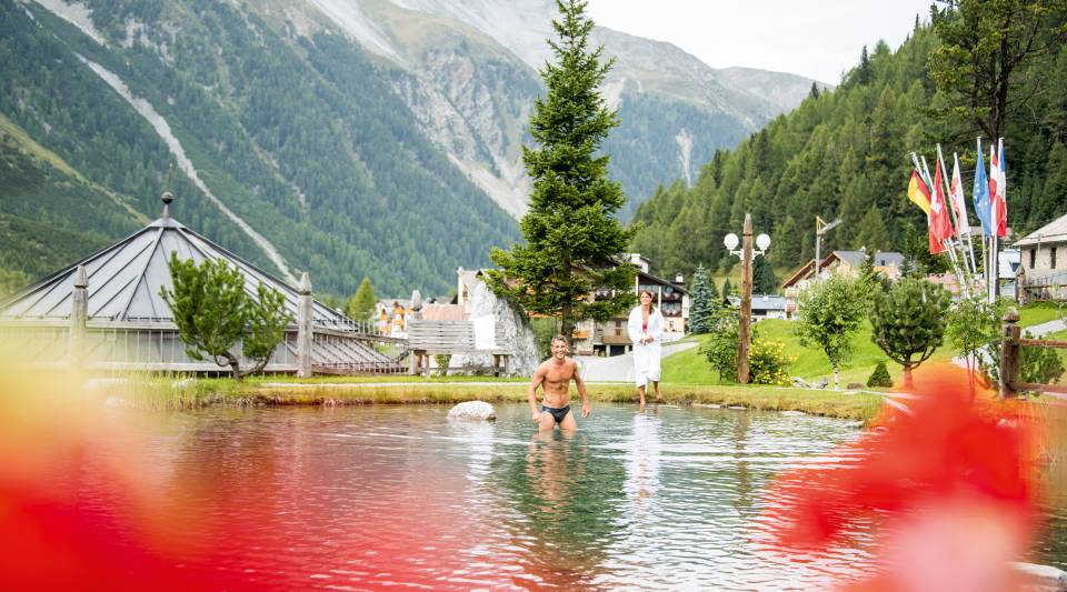 Schwimmen im Bergsee im Außenbereich des Hotel Post in Sulden