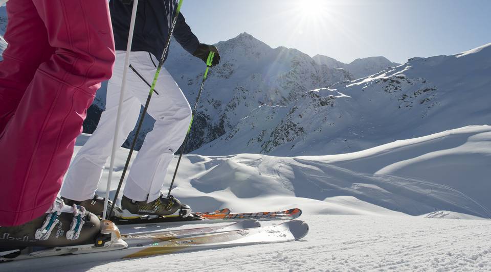 Skifahrer stehen auf Berg im Sonnenlicht