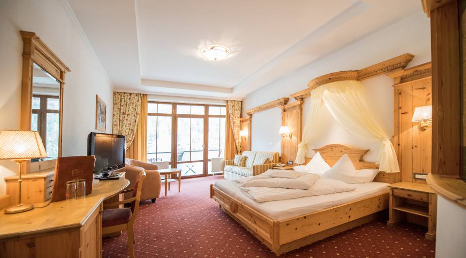 Zimmer mit Doppelbett im Hotel Post in Sulden am Ortler 