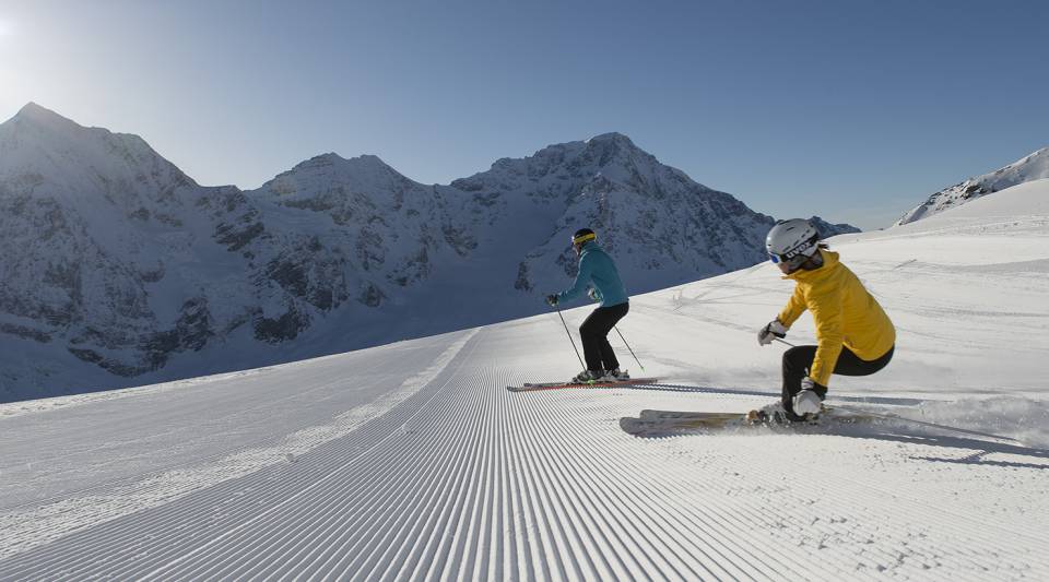 Skifahrer fahren Berg herunter in Sulden am Ortler