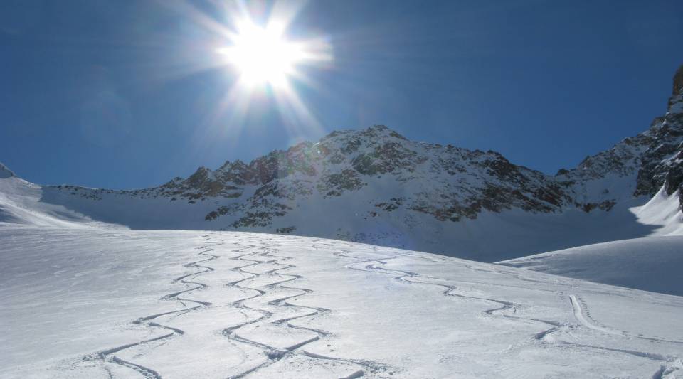Skispuren im Schnee in Sulden am Ortler