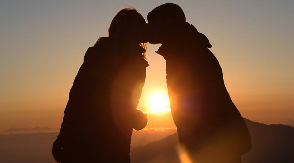 Paar küsst im Sonnenuntergang