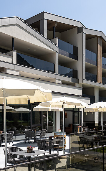 Bar & lounge