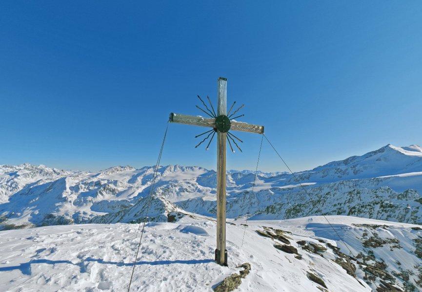 Kreuz auf Berggipfel im Skigebiet Sulden